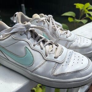 Nike youth Court Borough low leather sneakers w/aqua swoosh 5Y